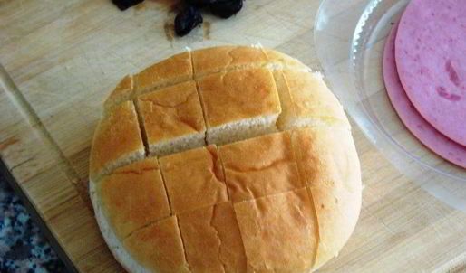 запеченный бутерброд из хлебной булочки