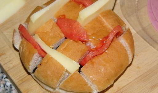 запеченный бутерброд из хлебной булочки