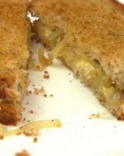 Рецепт жареных бутербродов с сыром и луком