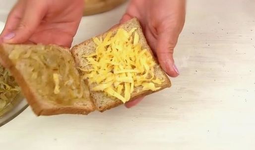 жареные бутерброды с сыром и луком