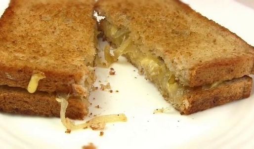 жареные бутерброды с сыром и луком