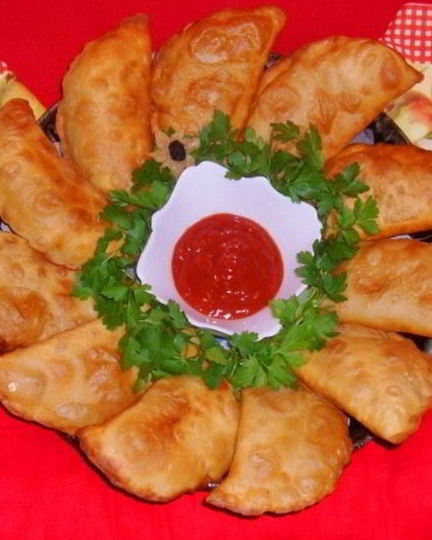 Рецепт чебуреков по-домашнему с пикантным соусом