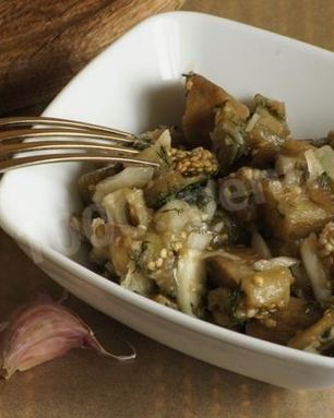 Чесночная закуска из запечных баклажанов