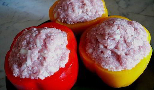 фаршированные болгарские перцы с томатным соусом