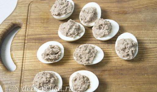 яйца фаршированные куриной печенью