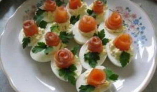 яйца, фаршированные семгой