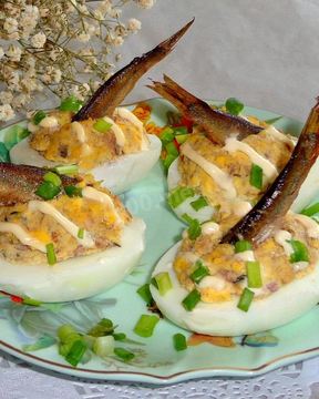 Яйца фаршированные шпротами