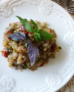 Икра из запеченных овощей с оливками и каперсами