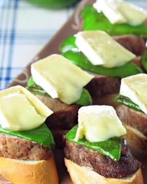 Горячие канапе из свиной вырезки с сыром бри