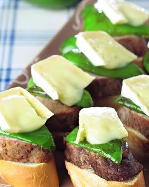 Горячие канапе из свиной вырезки с сыром бри