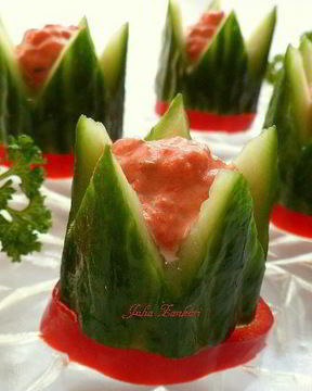 Канапе из огурцов с кремом из слабосоленой семги с творожным сыром