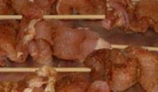 канапе из свинины с соусом из арахиса