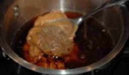 канапе из свинины с соусом из арахиса