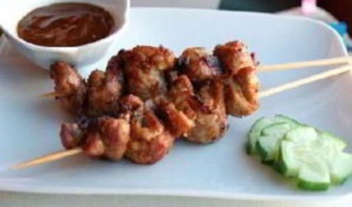 канапе из свинины с соусом из арахиса