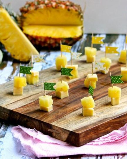 Рецепт канапе с ананасом и сыром