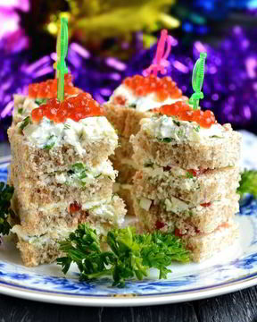 Канапе с брынзой и красной икрой