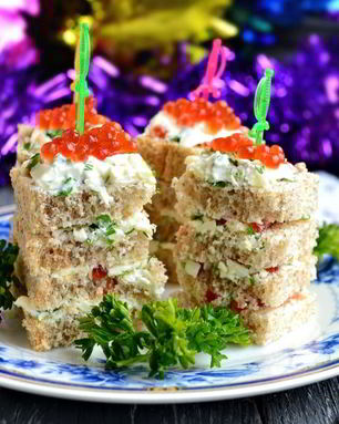 Канапе с брынзой и красной икрой