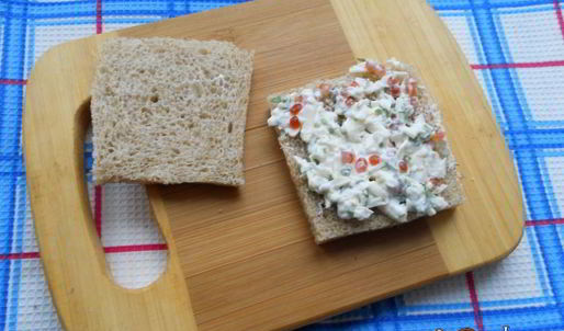 канапе с брынзой и красной икрой