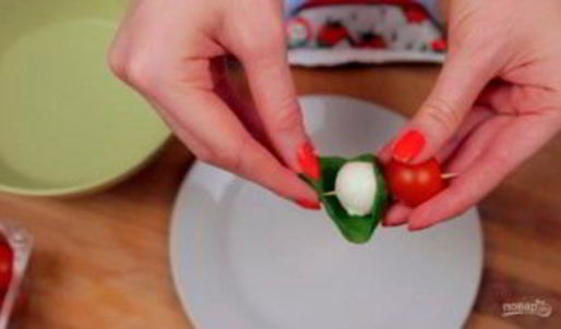 канапе с черри и моцареллой