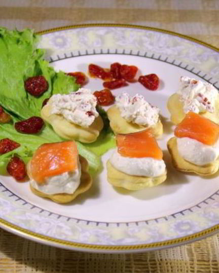 Рецепт канапе с домашним крем-сыром, слабосоленой семгой и вялеными помидорами