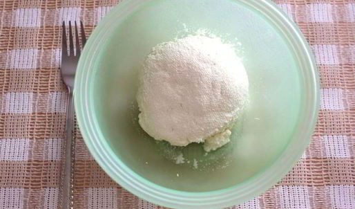 канапе с домашним крем-сыром, слабосоленой семгой и вялеными помидорами