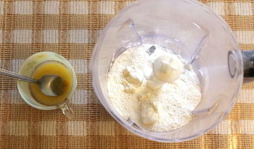 канапе с домашним крем-сыром, слабосоленой семгой и вялеными помидорами