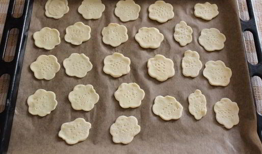 канапе с домашним крем-сыром, слабосоленой семгой и вялеными помидорами