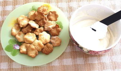 канапе с домашним крем-сыром, слабосоленой семгой и вялеными помидорами