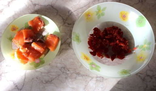 канапе с домашним крем-сыром, слабосоленой семгой и вялеными помидорами