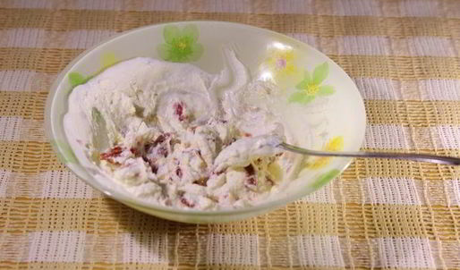 канапе с домашним крем-сыром, слабосоленой семгой и вялеными помидорами