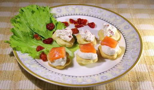 канапе с домашним крем-сыром, слабосоленой семгой и вялеными помидорами