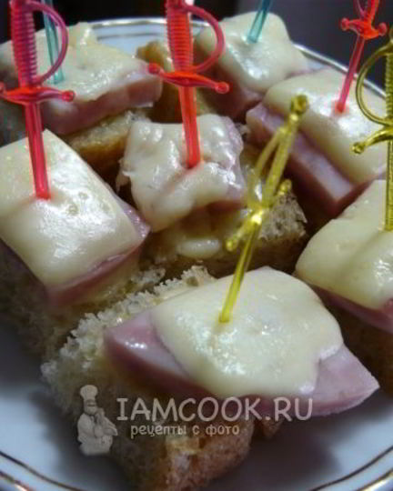 Рецепт канапе с колбасой и сыром