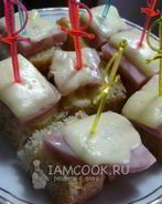Канапе с колбасой и сыром
