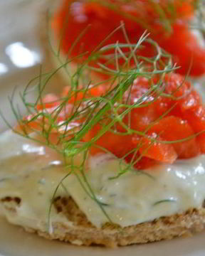 Канапе с копченой семгой и с хреновым кремом