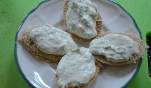 канапе с копченой семгой и с хреновым кремом