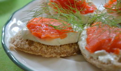 канапе с копченой семгой и с хреновым кремом