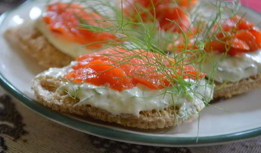 канапе с копченой семгой и с хреновым кремом