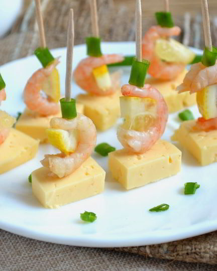 Рецепт канапе с креветками на шпажках