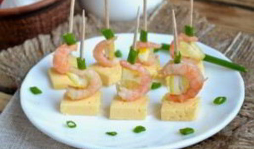 канапе с креветками на шпажках