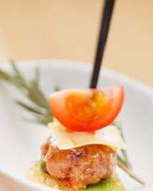 Канапе с нежным соусом по-гречески