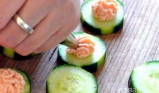 канапе с огурцом и красной рыбой