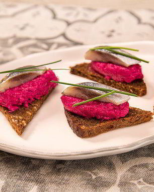 Канапе с сельдью и свекольно-творожным муссом