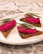Канапе с сельдью и свекольно-творожным муссом