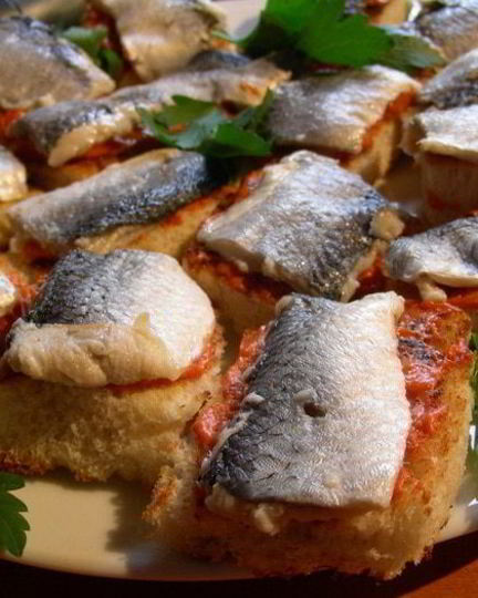 Рецепт канапе с селедкой и томатным маслом