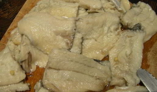 канапе с селедкой и томатным маслом