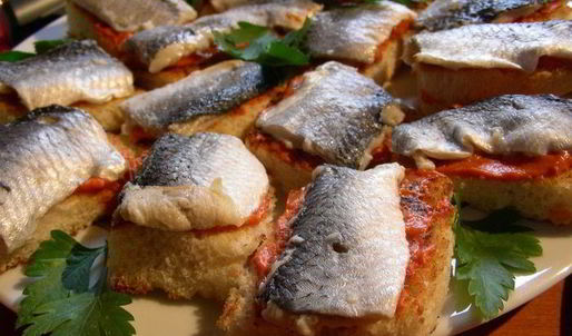 канапе с селедкой и томатным маслом
