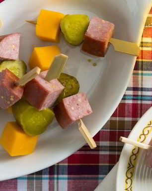 Канапе с сыром и колбаской