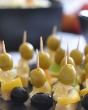 Канапе с сыром и оливками