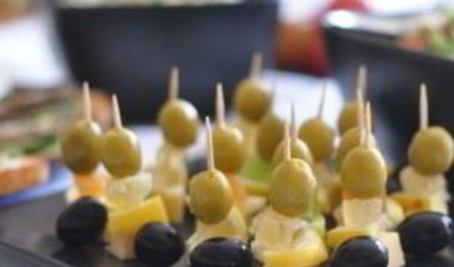 канапе с сыром и оливками