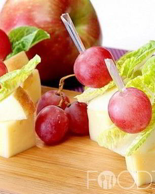 Канапе с сыром и виноградом